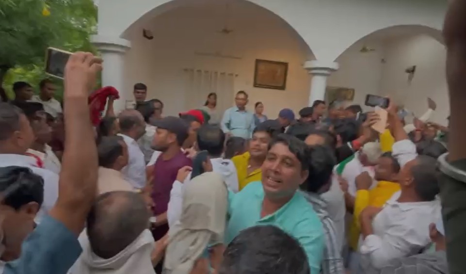 पटना के लालू-राबड़ी आवास में हंगामा, RJD कार्यकर्ताओं को शांत कराने घर से निकलीं पूर्व CM