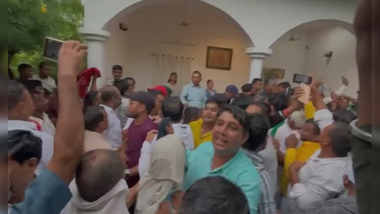 पटना के लालू-राबड़ी आवास में हंगामा, RJD कार्यकर्ताओं को शांत कराने घर से निकलीं पूर्व CM