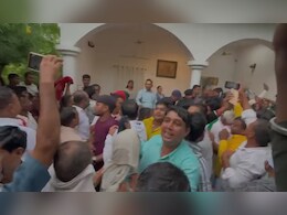 पटना के लालू-राबड़ी आवास में हंगामा, RJD कार्यकर्ताओं को शांत कराने घर से निकलीं पूर्व CM पटना के लालू-राबड़ी आवास में हंगामा, RJD कार्यकर्ताओं को शांत कराने घर से निकलीं पूर्व CM