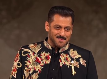 रैम्प वॉक करते हुए बीच में अटके सलमान खान, अंगूठे से किया इशारा-आखिर भाईजान चाहते क्या थे?
