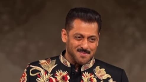 रैम्प वॉक करते हुए बीच में अटके सलमान खान, अंगूठे से किया इशारा-आखिर भाईजान चाहते क्या थे?