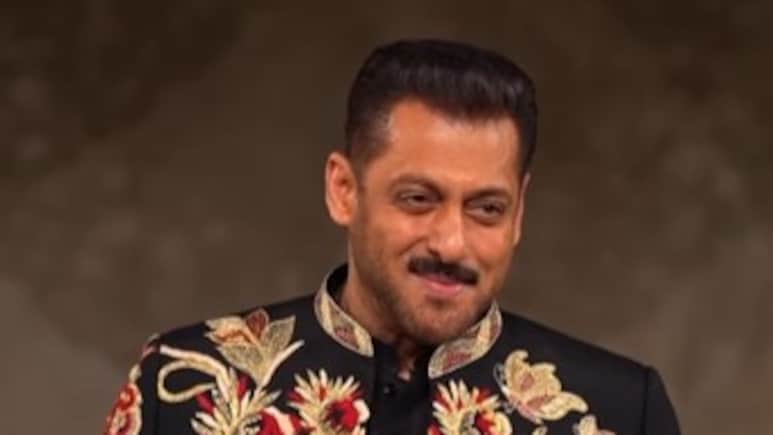 रैम्प वॉक करते हुए बीच में अटके सलमान खान, अंगूठे से किया इशारा-आखिर भाईजान चाहते क्या थे?