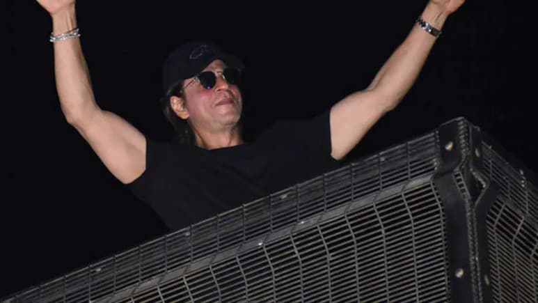 Shah Rukh Khan Breaks Silence On Meeting Fans At Mannat Amid Renovations For 60th Birthday Shah Rukh Khan Breaks Silence On Meeting Fans At Mannat Amid Renovations For 60th Birthday