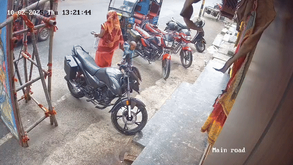 टूटने वाला था 11 हजार वोल्ट का बिजली का तार और फिर... 3 साल के बच्‍चे ने बचाई मां की जान