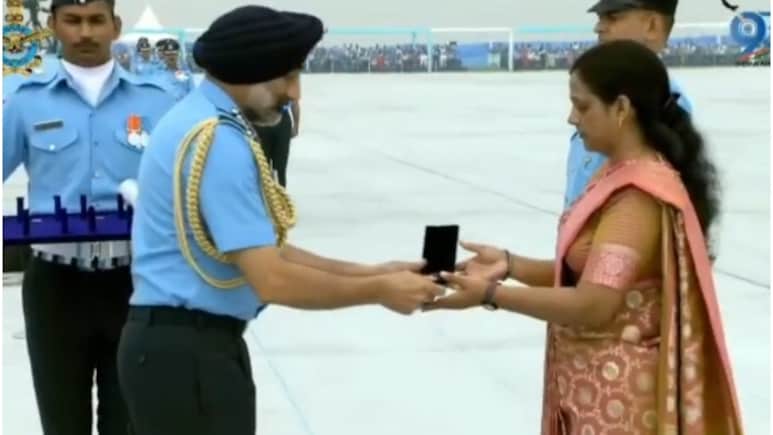 ऑपरेशन सिंदूर में शहीद सुरेंद्र मोगा को मिला 'वायु सेना मेडल', वीरांगना पत्नी ने हिंडन एयरबेस पर ग्रहण किया सम्मान