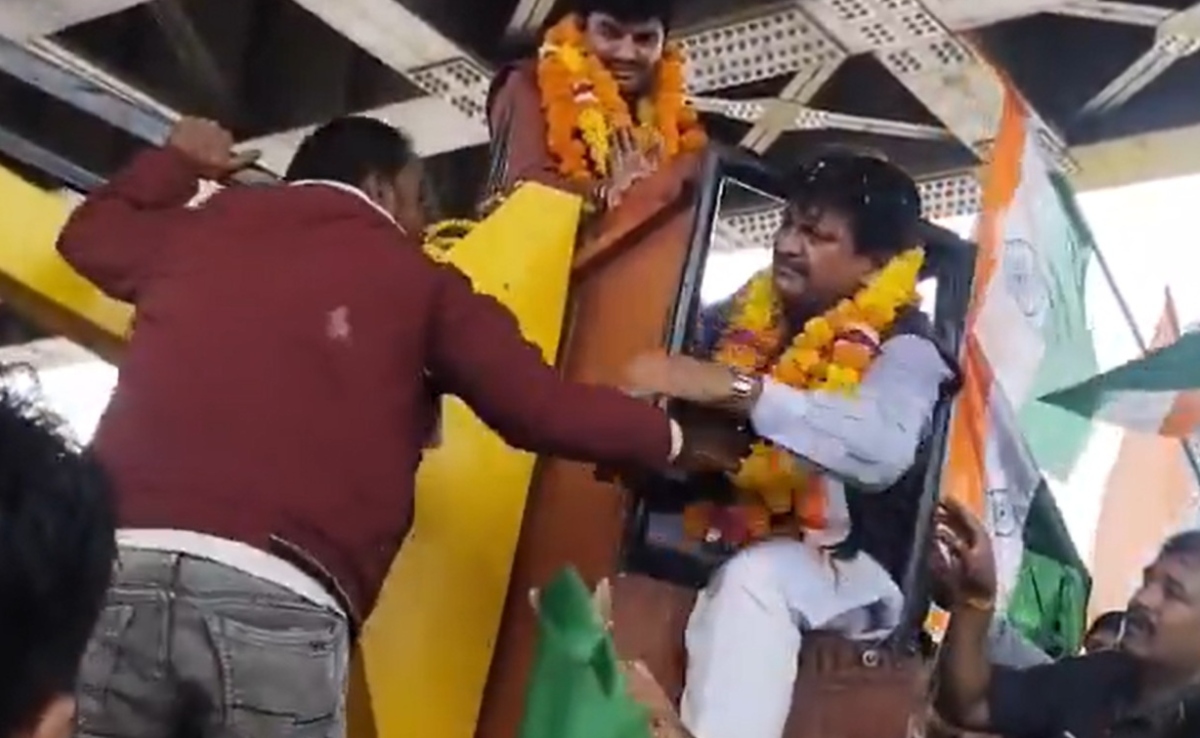 आंबेडकर की प्रतिमा पर माला चढ़ाते हुए क्रेन में फंसे बीजेपी सांसद, चालक को मारा थप्पड़