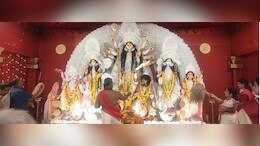 सिंदूर खेला के साथ हुआ दुर्गा पूजा का समापन, सिंदूर लगाकर पति की लंबी आयु की कामना की