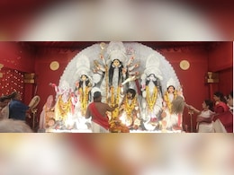 सिंदूर खेला के साथ हुआ दुर्गा पूजा का समापन, सिंदूर लगाकर पति की लंबी आयु की कामना की सिंदूर खेला के साथ हुआ दुर्गा पूजा का समापन, सिंदूर लगाकर पति की लंबी आयु की कामना की