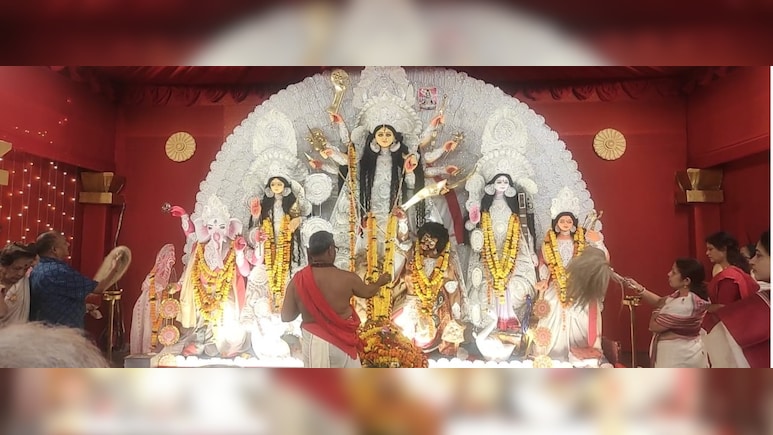 सिंदूर खेला के साथ हुआ दुर्गा पूजा का समापन, सिंदूर लगाकर पति की लंबी आयु की कामना की सिंदूर खेला के साथ हुआ दुर्गा पूजा का समापन, सिंदूर लगाकर पति की लंबी आयु की कामना की