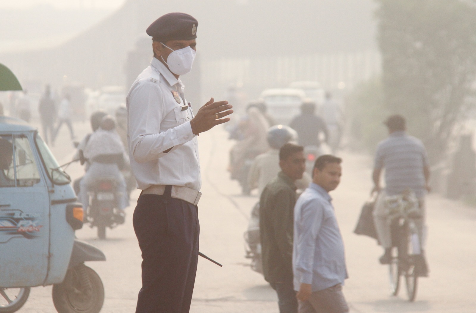 दिल्ली, नोएडा की हवा और जहरीली हुई, आनंद विहार में AQI 429 पहुंचा, ग्रेटर नोएडा की हालत भी खराब