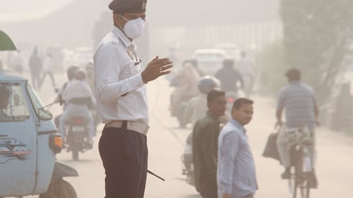 दिल्ली, नोएडा की हवा और जहरीली हुई, आनंद विहार में AQI 429 पहुंचा, ग्रेटर नोएडा की हालत भी खराब