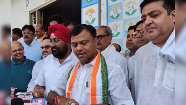 कांग्रेस का संगठन सृजन अभियान: कांग्रेसी ही उठा रहे सवाल, जिलाध्यक्ष नियुक्ति को लेकर घमासान कांग्रेस का संगठन सृजन अभियान: कांग्रेसी ही उठा रहे सवाल, जिलाध्यक्ष नियुक्ति को लेकर घमासान