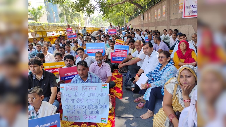 MCD लाचार, कहीं दिल्ली ना हो जाए बीमार... डेंगू-मलेरिया से लड़ने वाले कर्मचारी 11 दिन से हड़ताल पर MCD लाचार, कहीं दिल्ली ना हो जाए बीमार... डेंगू-मलेरिया से लड़ने वाले कर्मचारी 11 दिन से हड़ताल पर