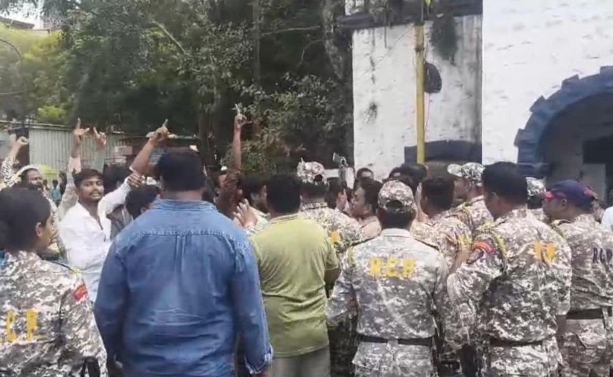 Akola Beef Sale Tension: Two Groups Clash Outside City Kotwali Police ...