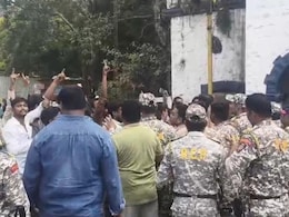Akola News: अकोल्यात गोमास विक्रीवरून तणाव! दोन गट आमने-सामने; पोलीस स्टेशनसमोरच गोंधळ Akola News: अकोल्यात गोमास विक्रीवरून तणाव! दोन गट आमने-सामने; पोलीस स्टेशनसमोरच गोंधळ
