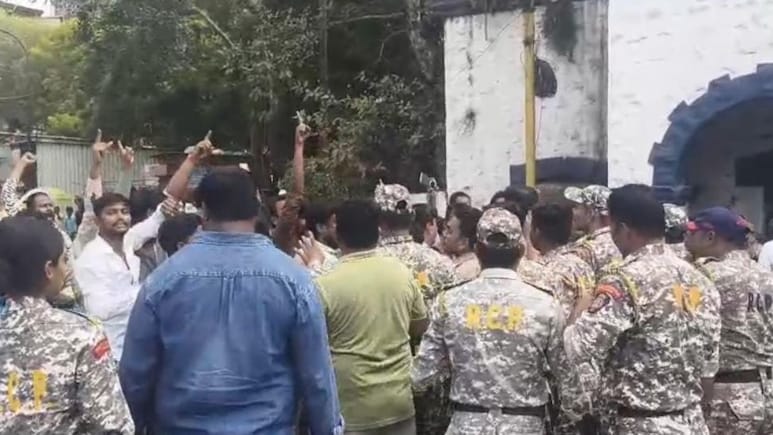 Akola News: अकोल्यात गोमास विक्रीवरून तणाव! दोन गट आमने-सामने; पोलीस स्टेशनसमोरच गोंधळ Akola News: अकोल्यात गोमास विक्रीवरून तणाव! दोन गट आमने-सामने; पोलीस स्टेशनसमोरच गोंधळ