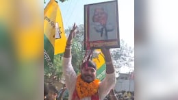 जब भैंस पर बैठकर नामांकन करने पहुंचे तेज प्रताप यादव की पार्टी के उम्मीदवार, वीडियो हुआ वायरल