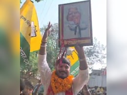 जब भैंस पर बैठकर नामांकन करने पहुंचे तेज प्रताप यादव की पार्टी के उम्मीदवार, वीडियो हुआ वायरल जब भैंस पर बैठकर नामांकन करने पहुंचे तेज प्रताप यादव की पार्टी के उम्मीदवार, वीडियो हुआ वायरल