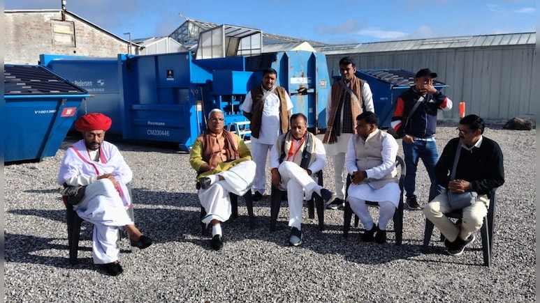 "मेरे देश की धरती सोना उगले, उगले हीरे मोती", डेनमार्क में IAS ने गाया गीत, मंत्रियों ने उठाया लुत्फ