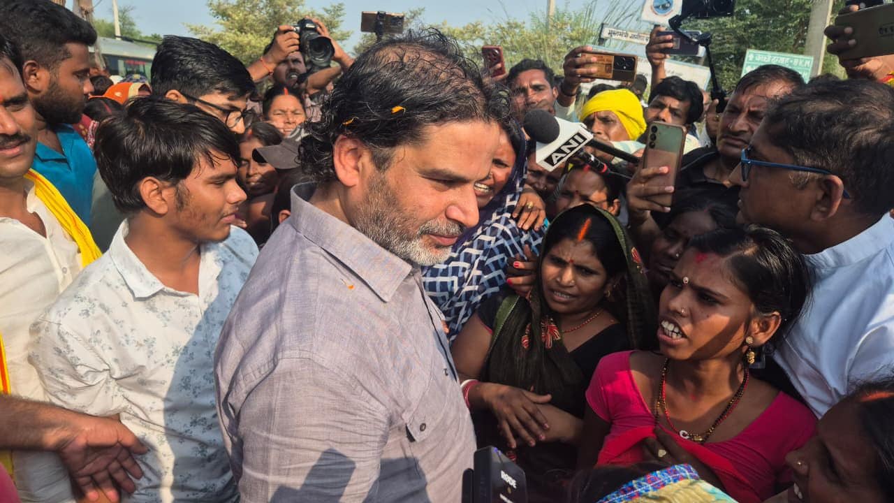 राघोपुर के लोगों से सीधा संवाद करते प्रशांत किशोर. राघोपुर के लोगों से सीधा संवाद करते प्रशांत किशोर.