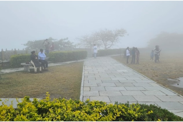 उदयपुर में बारिश के बाद छाया घना कोहरा.  उदयपुर में बारिश के बाद छाया घना कोहरा.