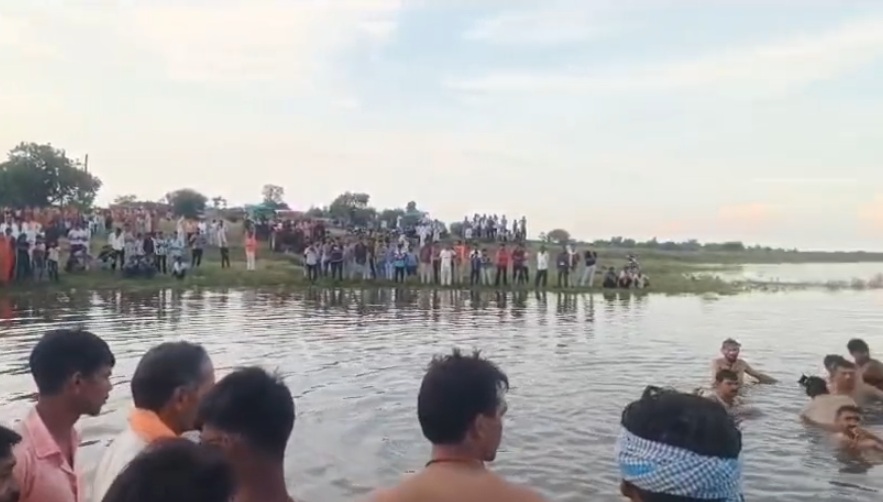 विजयादशमी पर MP में बड़ा हादसा, प्रतिमा विसर्जन के दौरान तालाब में गिरी ट्रॉली, 11 की मौत