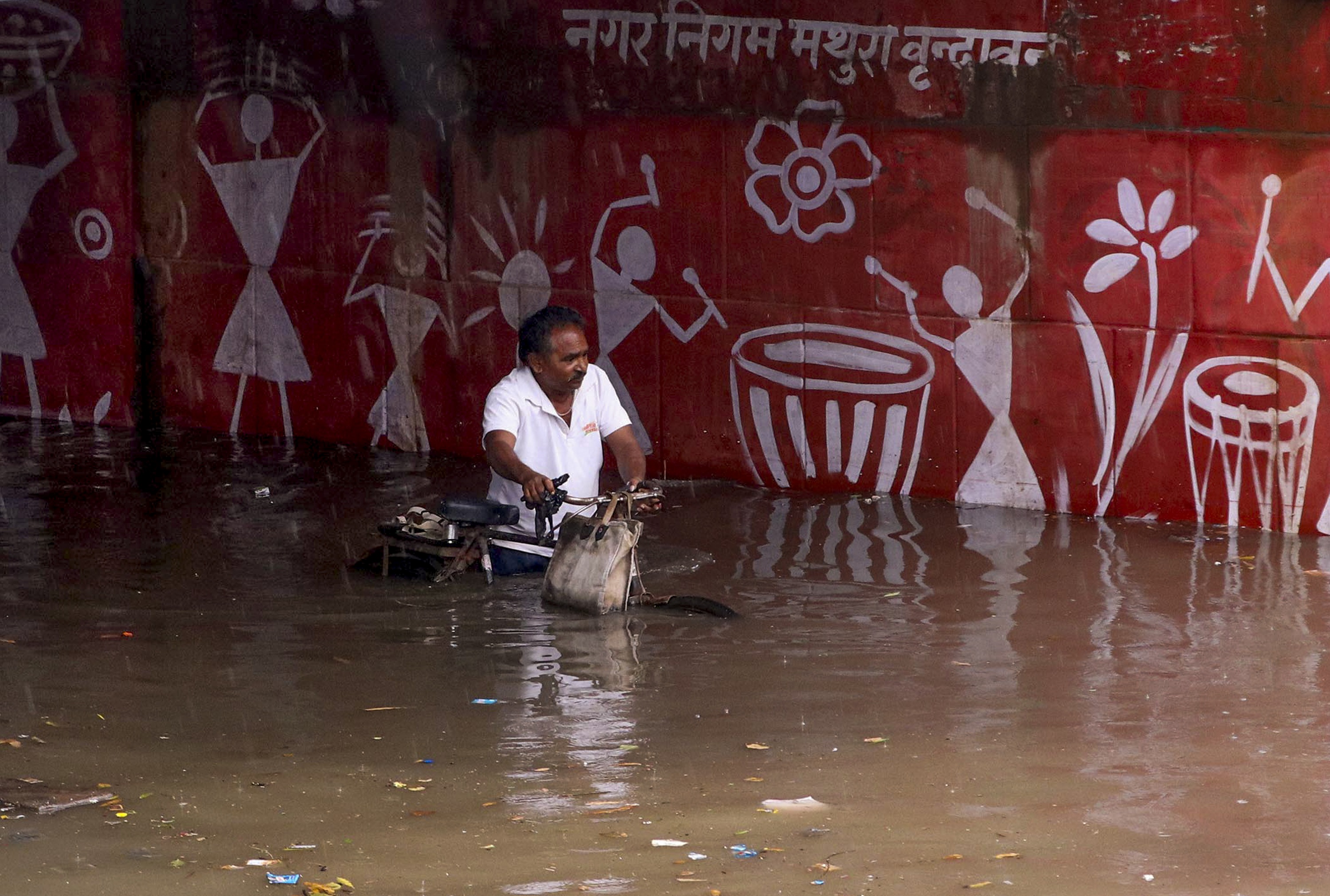 खौफनाक! दिल्ली में बारिश का ऐसा तांडव, बह गया हाथ में मोबाइल लिए शख्स