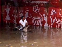 खौफनाक! दिल्ली में बारिश का ऐसा तांडव, बह गया हाथ में मोबाइल लिए शख्स खौफनाक! दिल्ली में बारिश का ऐसा तांडव, बह गया हाथ में मोबाइल लिए शख्स