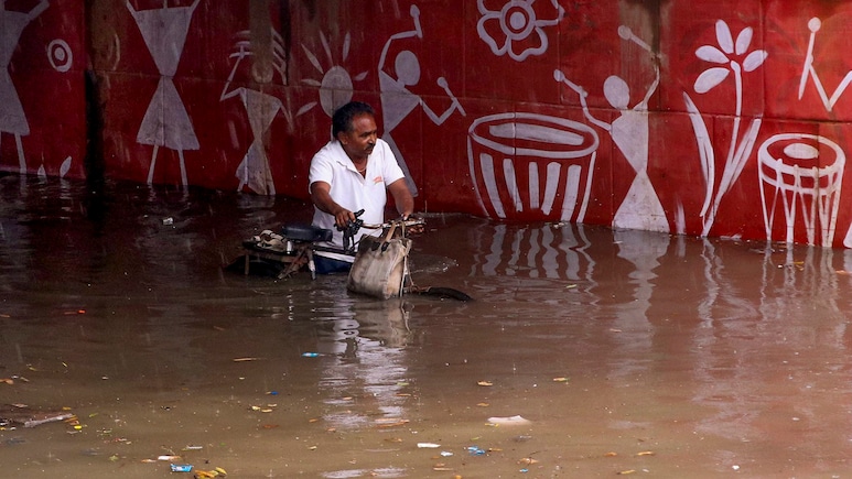 खौफनाक! दिल्ली में बारिश का ऐसा तांडव, बह गया हाथ में मोबाइल लिए शख्स खौफनाक! दिल्ली में बारिश का ऐसा तांडव, बह गया हाथ में मोबाइल लिए शख्स