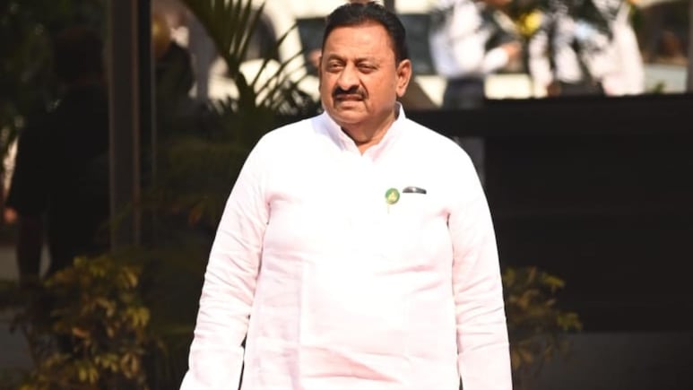 शेतकऱ्यांच्या जखमेवर मीठ! कर्जमाफीवर महायुतीच्या मंत्र्यांचं असंवेदनशील वक्तव्य शेतकऱ्यांच्या जखमेवर मीठ! कर्जमाफीवर महायुतीच्या मंत्र्यांचं असंवेदनशील वक्तव्य