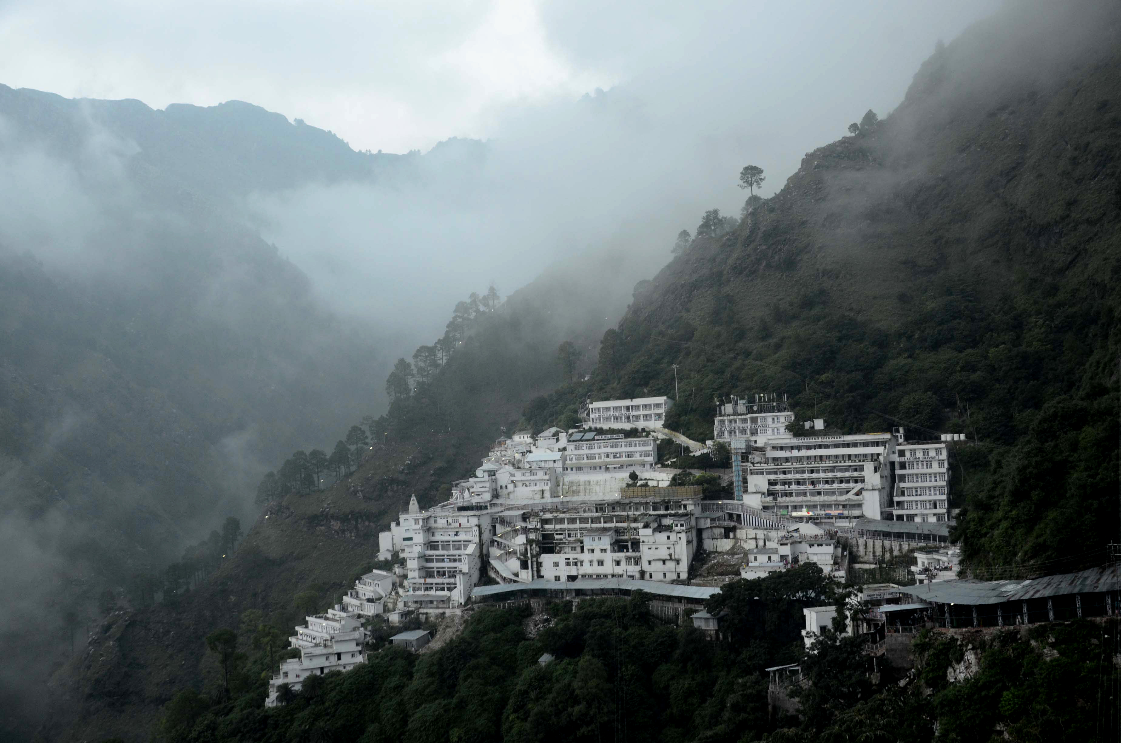 मां वैष्णो देवी यात्रा तीन दिन के लिए स्थगित, भारी बारिश की चेतावनी से सहमा जम्मू-कश्मीर