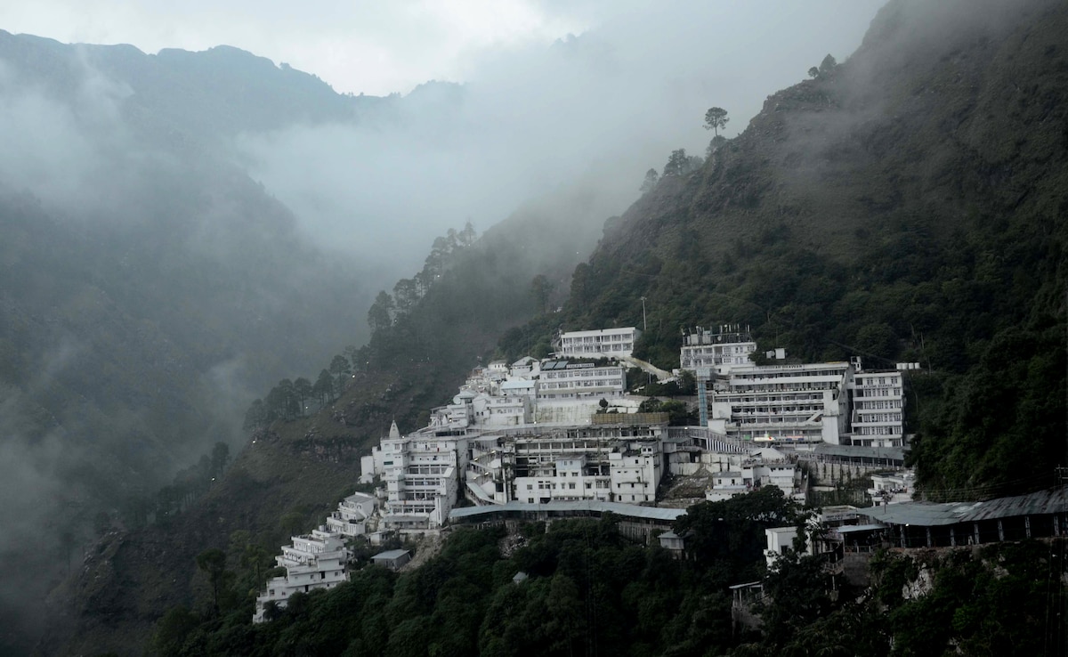 दिल्ली कार बम धमाके के बाद वैष्णो देवी की सुरक्षा सख्त, ‘वर्दी घुसपैठ’ और ‘नारियल बम’ को लेकर एजेंसियों की चेतावनी