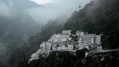 दिल्ली कार बम धमाके के बाद वैष्णो देवी की सुरक्षा सख्त, ‘वर्दी घुसपैठ’ और ‘नारियल बम’ को लेकर एजेंसियों की चेतावनी