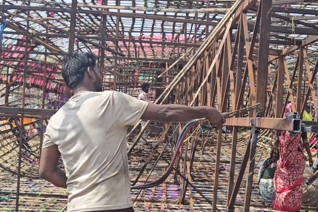 लोहे को स्ट्रक्चर को को काटा गया लोहे को स्ट्रक्चर को को काटा गया