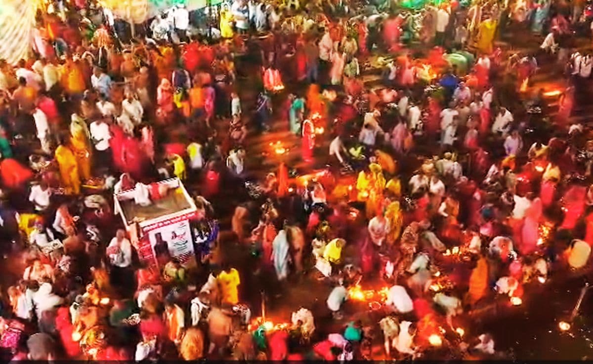 पवित्र मंदाकिनी नदी में आस्था की डुबकी लगाते हुए श्रद्धालु पवित्र मंदाकिनी नदी में आस्था की डुबकी लगाते हुए श्रद्धालु