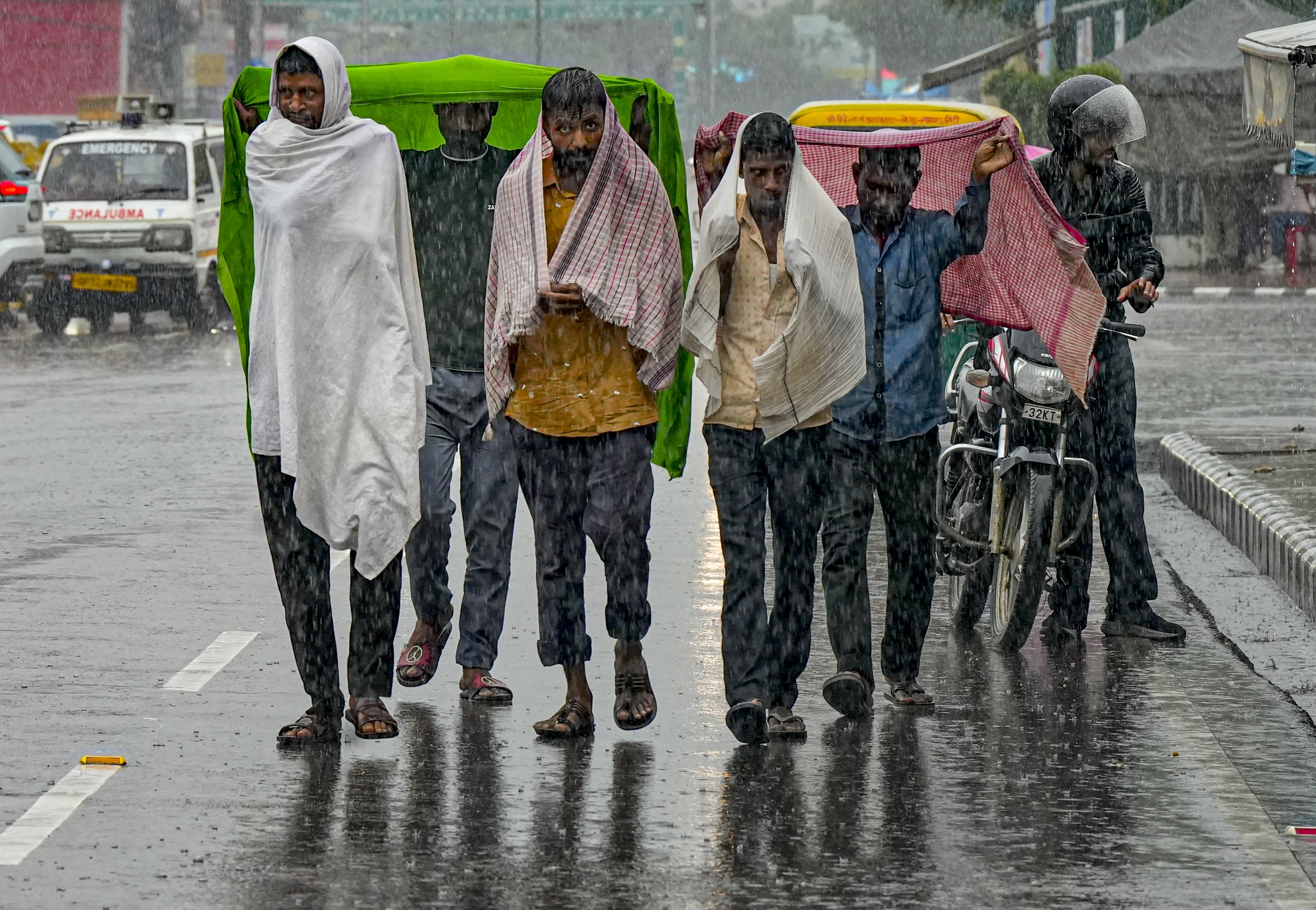 मोंथा तूफान का कहर अब भी!  UP-बिहार में आज होगी तूफानी बारिश, जानें कैसा रहेगा दिल्ली का हाल