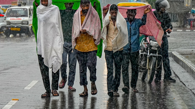 मोंथा तूफान का कहर अब भी!  UP-बिहार में आज होगी तूफानी बारिश, जानें कैसा रहेगा दिल्ली का हाल मोंथा तूफान का कहर अब भी!  UP-बिहार में आज होगी तूफानी बारिश, जानें कैसा रहेगा दिल्ली का हाल