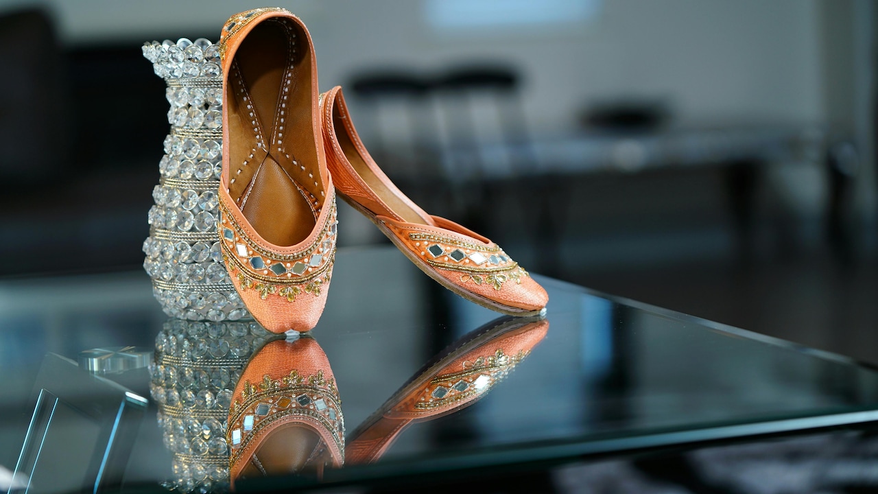 Choose footwear like ballet flats or juttis to complete the look of your kaftan kurti