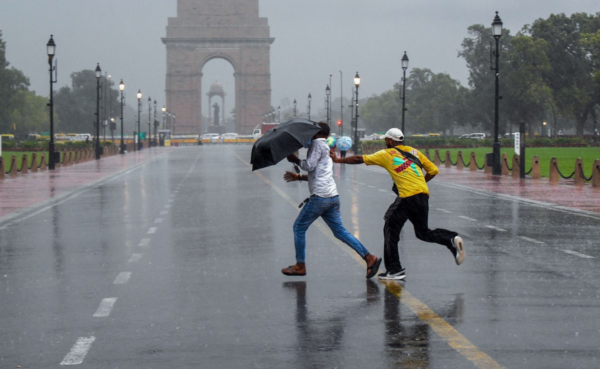 बदल गया मौसम का मिजाज, दिल्ली-NCR में ठंडी हवाओं का अटैक, इन 10 राज्यों में बारिश का अलर्ट