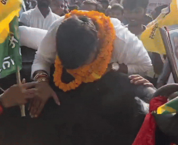 तेजप्रताप के उम्मीदवारों का अनोखा अंदाज, एक भैंस पर, दूसरा हथकड़ी में पहुंचा नामांकन करने, देखिए वीडियो