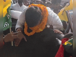 तेजप्रताप के उम्मीदवारों का अनोखा अंदाज, एक भैंस पर, दूसरा हथकड़ी में पहुंचा नामांकन करने, देखिए वीडियो तेजप्रताप के उम्मीदवारों का अनोखा अंदाज, एक भैंस पर, दूसरा हथकड़ी में पहुंचा नामांकन करने, देखिए वीडियो