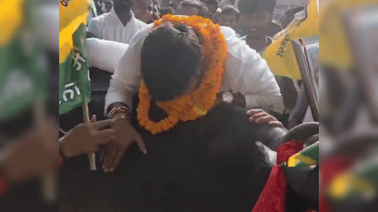 तेजप्रताप के उम्मीदवारों का अनोखा अंदाज, एक भैंस पर, दूसरा हथकड़ी में पहुंचा नामांकन करने, देखिए वीडियो तेजप्रताप के उम्मीदवारों का अनोखा अंदाज, एक भैंस पर, दूसरा हथकड़ी में पहुंचा नामांकन करने, देखिए वीडियो