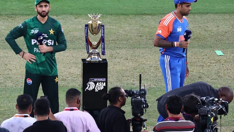 Asia Cup Trophy Row: विराट कोहलीचा 'खास दोस्त' पाकिस्तानच्या बाजूने! टीम इंडियाला सुनावले, 'खेळात राजकारण नको'