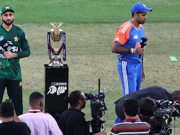 Asia Cup Trophy Row: विराट कोहलीचा 'खास दोस्त' पाकिस्तानच्या बाजूने! टीम इंडियाला सुनावले, 'खेळात राजकारण नको' Asia Cup Trophy Row: विराट कोहलीचा 'खास दोस्त' पाकिस्तानच्या बाजूने! टीम इंडियाला सुनावले, 'खेळात राजकारण नको'