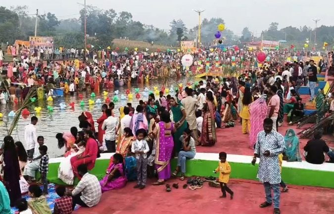 कोरिया में बड़ी संख्या में श्रद्धालु घाट पर इकट्ठा हुए।  कोरिया में बड़ी संख्या में श्रद्धालु घाट पर इकट्ठा हुए।