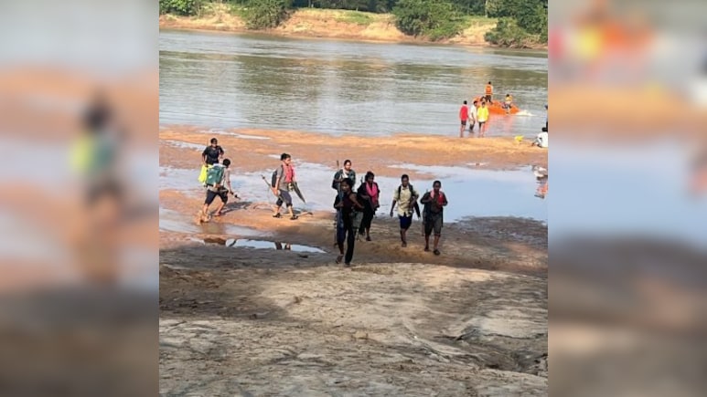 देश का सबसे बड़ा नक्सली आत्मसमर्पण अभियान; भूपति की पूरी गैंग ने डाला हथियार देश का सबसे बड़ा नक्सली आत्मसमर्पण अभियान; भूपति की पूरी गैंग ने डाला हथियार