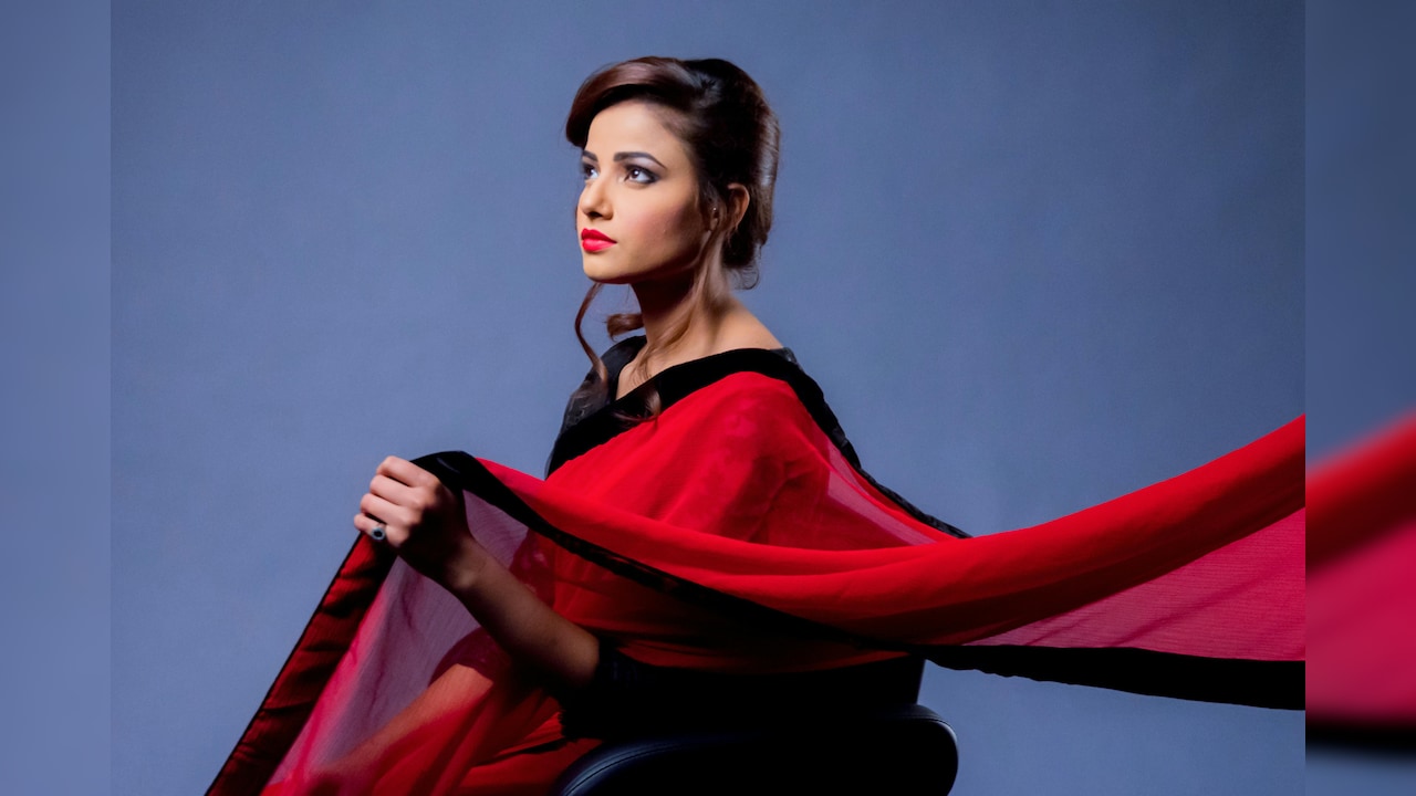 Myntra offers great discounts on beautiful Jamdani sarees this festive season.