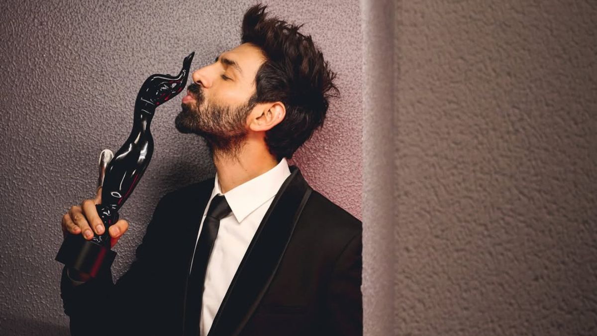 "This Hits Different": Kartik Aaryan Gets Emotional While Receiving Filmfare Best Actor Award