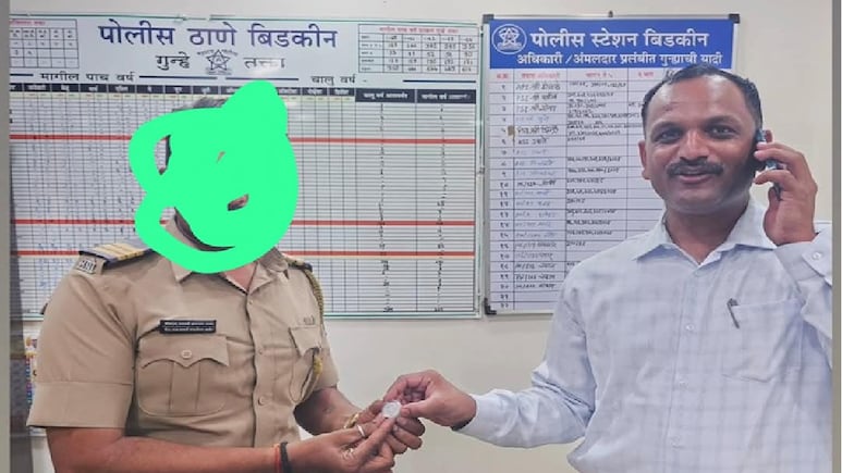 Chhatrapati Sambhajinagar : पोलीस स्टेशनला ठाणेदाराकडून 'चांदी'; एका फोटोने उडवली खळबळ! Chhatrapati Sambhajinagar : पोलीस स्टेशनला ठाणेदाराकडून 'चांदी'; एका फोटोने उडवली खळबळ!