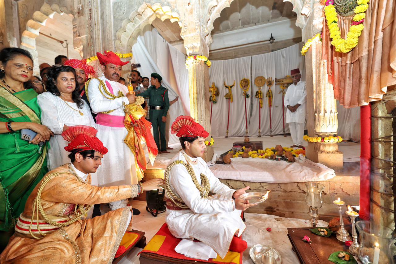 विजयादशमी पर शाही पोशाक में बेटे के साथ ज्योतिरादित्य सिंधिया ने की खास पूजा, देखें तस्वीरें, वीडियो